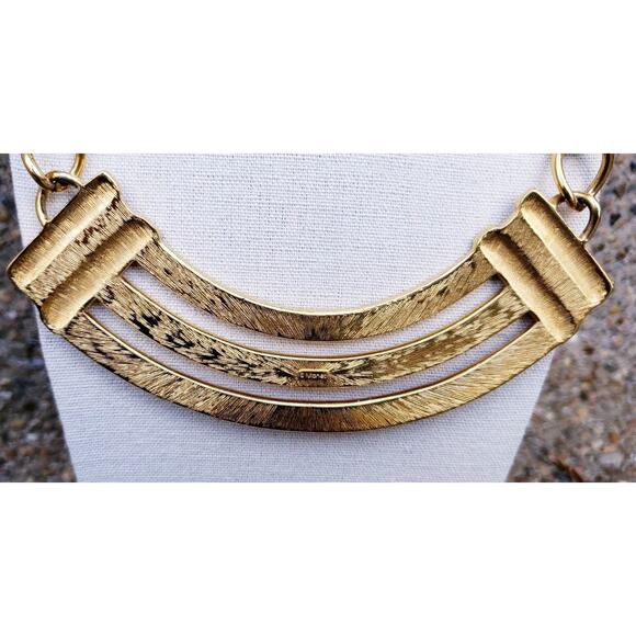 VINTAGE MONET BOLD MODERNIST CREAM & RED ENAMEL GOLD TONE BIB STATEMENT NECKLACE - Picture 5 of 7